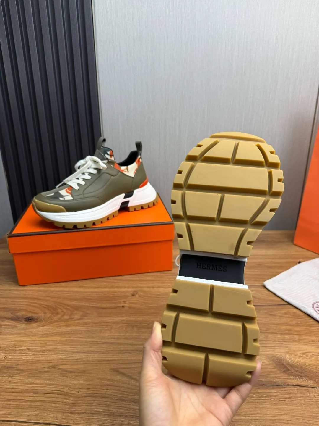 Men's men's shoes 💰780💰 HERMES/Hermès ** men's sports shoes The uppers are made of printed high-tech jersey fabric and calfskin sports shoes. The oversized sole features a geometric pattern and signature "H" detailing for an outdoor style. Black rubber sole, white rubber midsole, black and orange rubber inserts, tundra green lambskin insole, black high-tech canvas lining! Size: 39-40-41-42-43-44 (customized in 38.45)